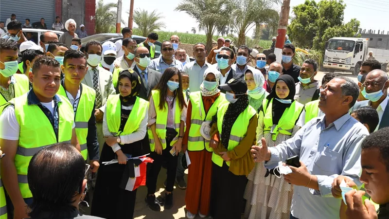 طلاب المدارس فى جولة تعريفية بمشروعات حياة كريمة بمركز فرشوط