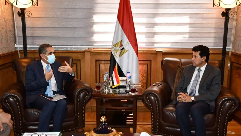 وزيرالشباب ومحافظ الغربية يناقشان تطوير مراكز الشباب-صور