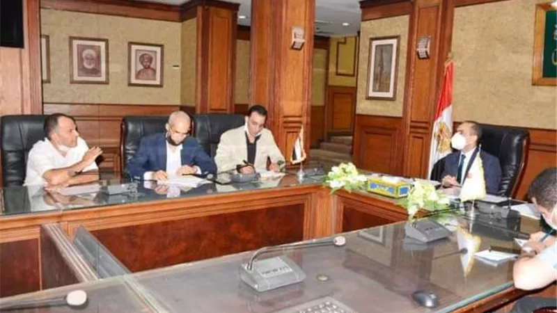 نائب محافظ سوهاج يعقد اجتماعا مع لجنة استرداد أراضي أملاك الدولة ..صور