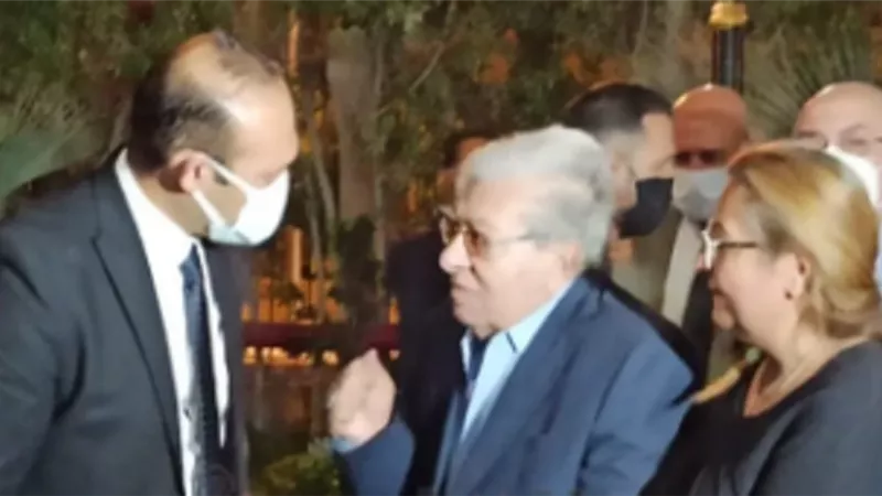 أحدث ظهور للفنان فاروق فلوكس فى عزاء سمير الملا