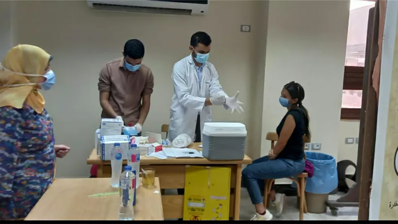 ألسن عين شمس تستقبل حملة الطب الوقائي لتطعيم الطلاب ضد فيروس كورونا