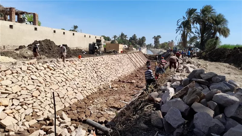 رئيس مركز الطود جنوب الأقصر يتفقد أعمال تبطين الترع