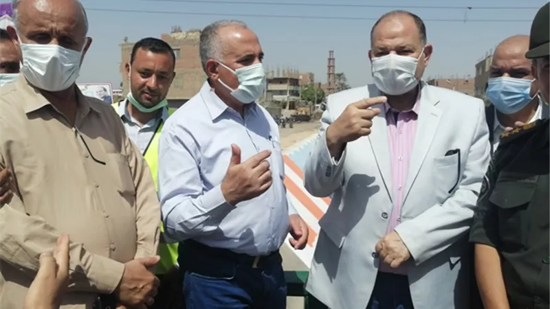 وزير الرى يصل أسيوط ويتفقد تبطين ترعة المعصرة
