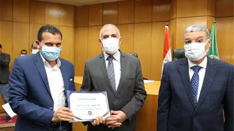 عبد العاطى يكرم العاملين بالمشروع القومى لتأهيل الترع بمحافظة المنيا