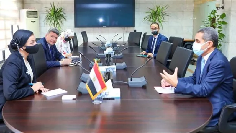 وزيرة البيئة تناقش مع محافظ الغربية دعم القرى الاكثر احتياجا ضمن مبادرة حياة كريمة
