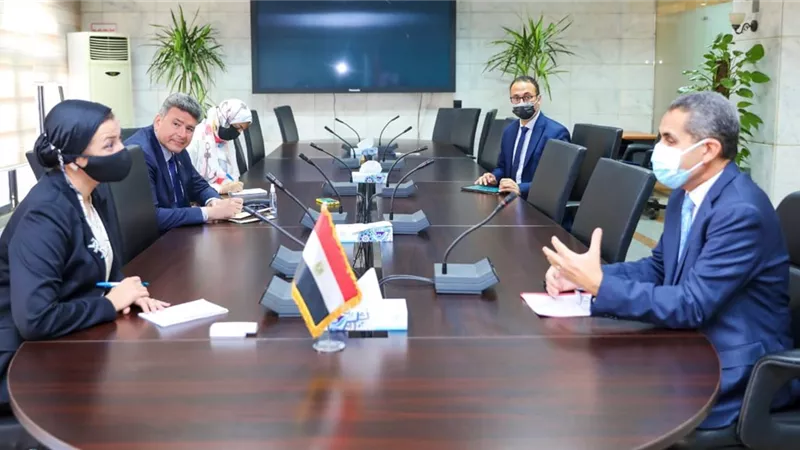 وزيرة البيئة تناقش مع محافظ الغربية دعم القرى الاكثر احتياجا