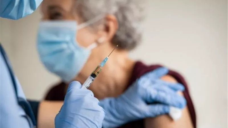 فرنسا تُطلق جرعة معززة من لقاح كورونا في دور رعاية المسنين