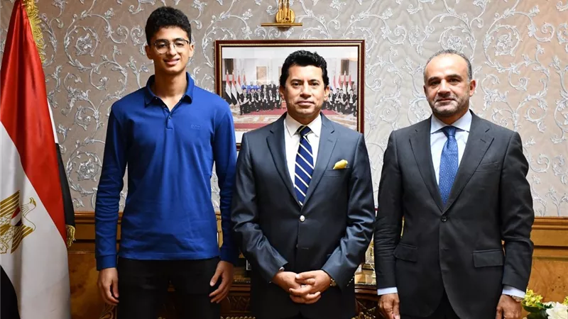 وزير الرياضة يكرم أدهم معتز لاعب منتخب مصر للسلاح لحصوله على المركز الأول على العالم