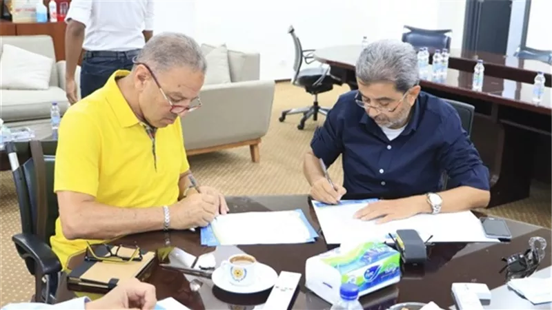 شاهد.. طلعت يوسف يوقع على عقود تدريب الإسماعيلي