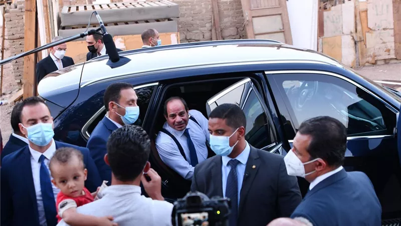 الرئيس السيسي يتبادل التحية والحديث مع المواطنين فى الرويسات بشرم الشيخ.. صور