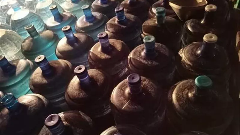 ضبط 7 طن مياه معبأة مجهولة المصدر وبمحطات غير مرخصة بمدينة شرم الشيخ.....بالصور