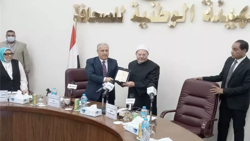 عبد الصادق الشوربجي يهدي مفتي الجمهورية درع الوطنية للصحافة