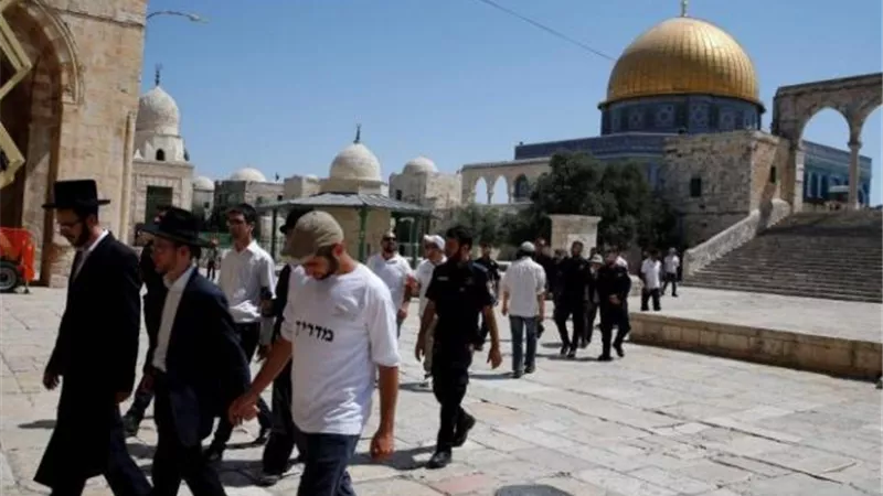 أكثر من مئة مستوطن يقتحمون باحات المسجد الأقصى تحت حماية الشرطة الإسرائيلية