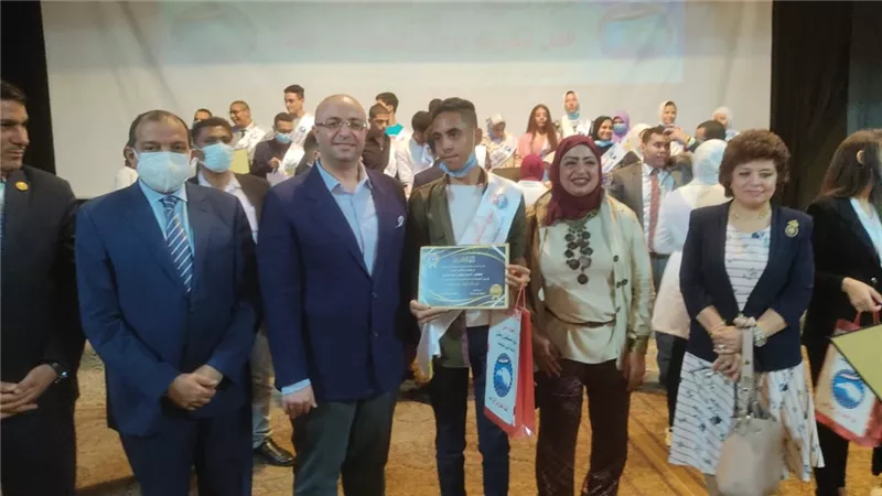 محافظ بني سويف ورئيس الجامعة يُكرًمان أوائل الشهادات