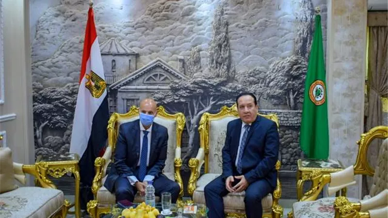 مدير صحة الشرقية يتابع تطعيم العاملين بالصالحية للاستثمار والتنمية ويناقش خطة تطوير المستشفى