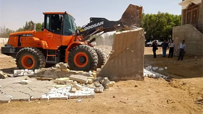 ازالة التعديات بارض اللاجون بحي الجناين بالسويس