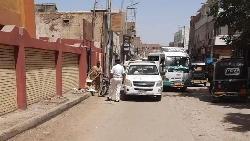 تحىرير ٣٨ محضر وإزالة إدارية فى حملة مرافق بإسنا جنوب الأقصر