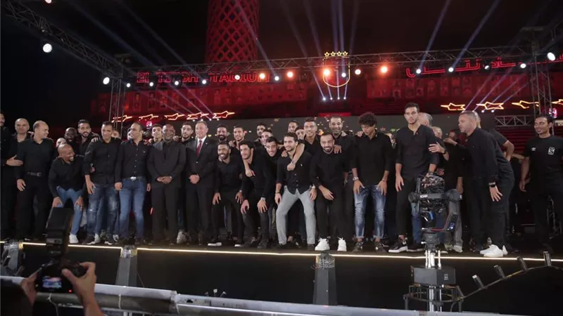 الخطيب يستقبل لاعبي الأهلي والجهاز الفني على المنصة في احتفالية «تدشين النجمة العاشرة»