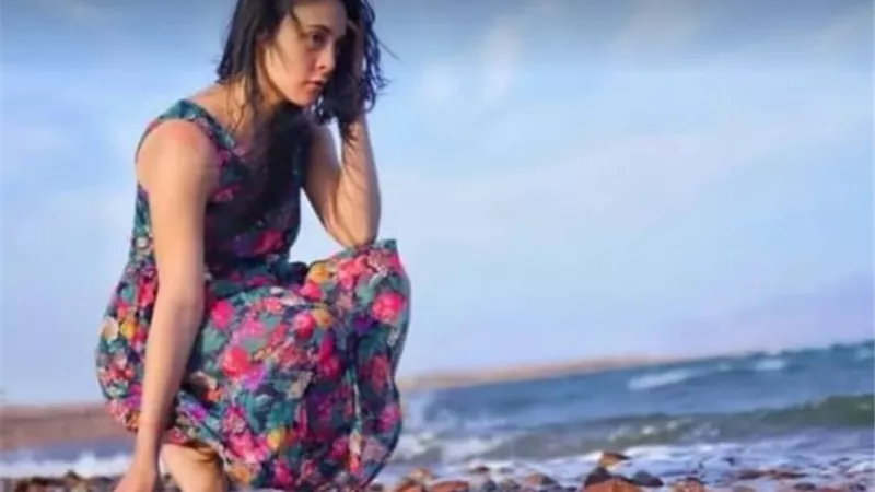 بإطلالة صيفية .. هاله مرزوق تستمتع بالشمس على البحر