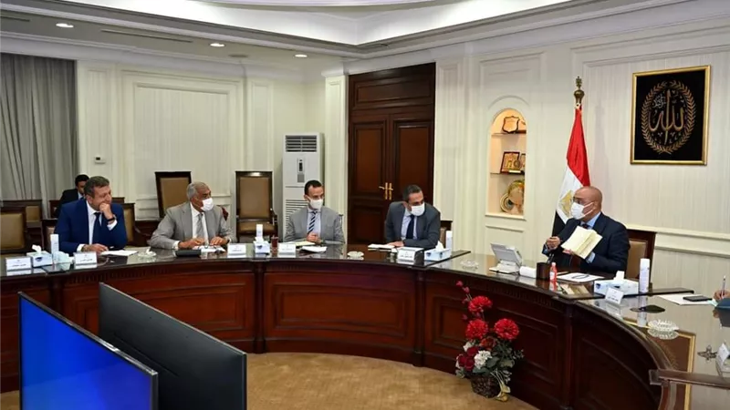 وزير الإسكان يناقش الضوابط والمقترحات لتنظيم السوق العقارية