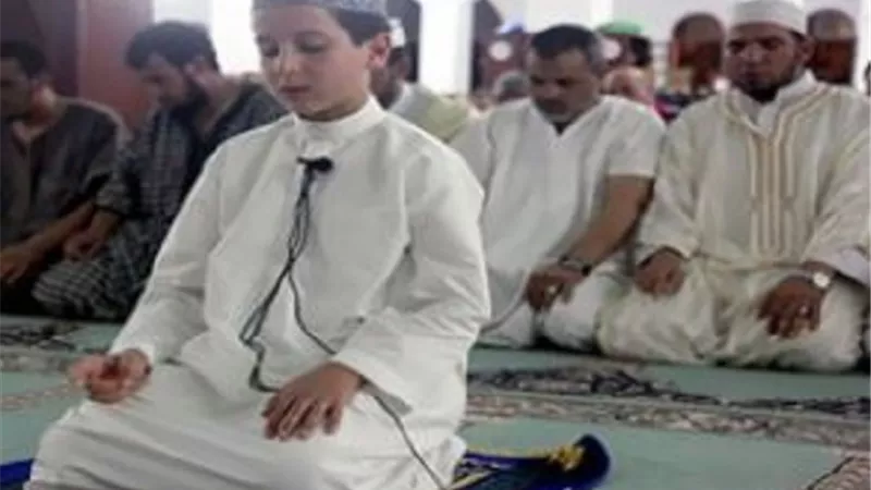 حكم الصلاة خلف صغير السن الحافظ للقرآن؟... دار الإفتاء تجيب