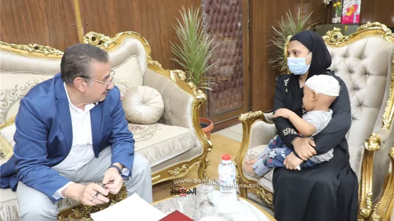 صرف مساعدة مالية لسيده بالمنوفية والمحافظ يوجه بتوفير الرعاية الطبية اللازمة لطفلها الكفيف