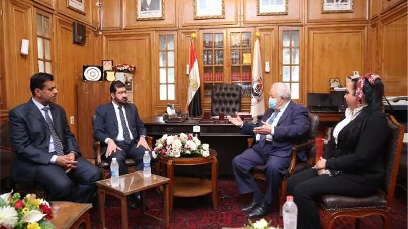 رجائي عطية يلتقي رئيس جمعية المحامين العُمانية