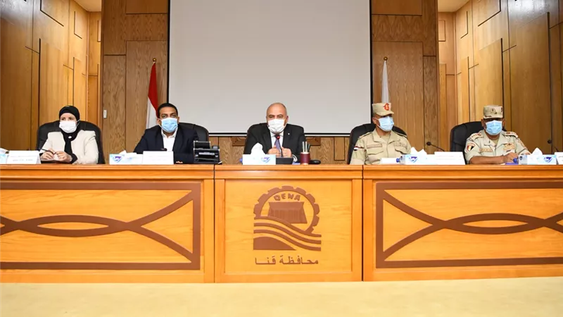 محافظ قنا يتابع تنفيذ مشروعات مبادرة حياة كريمة