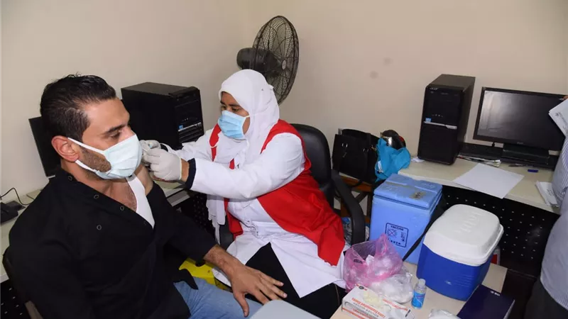 تطعيم العاملين بديوان عام مطروح