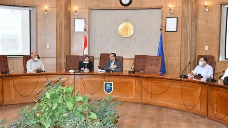 رئيس جامعة القناة يستعرض تحضيرات العام الجديد مع أمناء الكليات