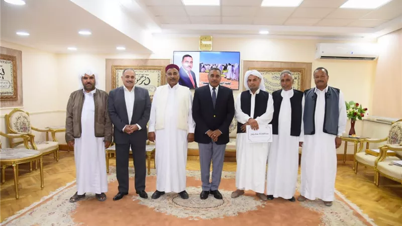 محافظ مطروح يكرم لجنة المساعى الحميدة بالمحافظة لجهودها في اتمام الصلح بين عائلتين