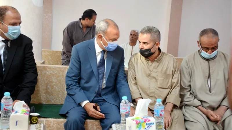 محافظ القليوبية يقدم واجب العزاء لأسرة شهيد الواجب بقرية كفر الشموت
