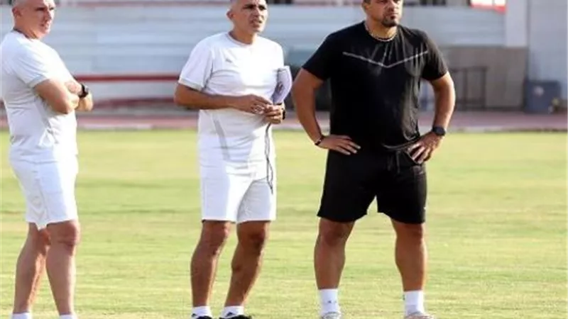 كارتيرون يجتمع بجهازه المعاون على هامش مران الزمالك