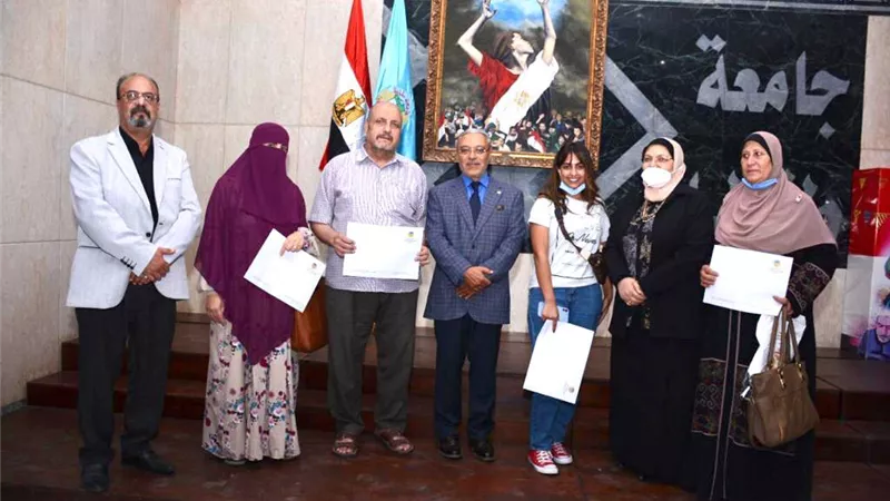 نجاح مبادرة الصلح التى أطلقها رئيس الجامعة بين طالبة الفستان والمراقبين بجامعة طنطا - صور