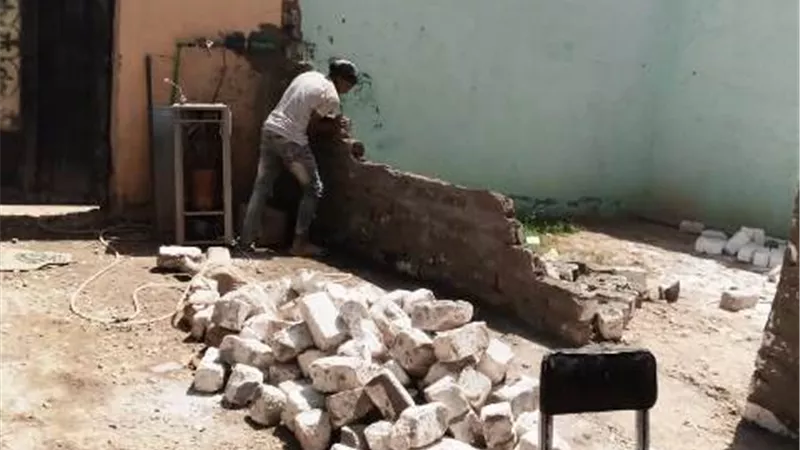ازالة حالة تعدى بالبناء بدون ترخيص بحى المطار بالأقصر