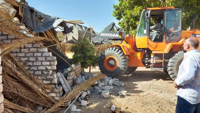 إزالة تعديات على مساحة ١٩ فدان من أراضي أثار وحرم الرى بالأقصر