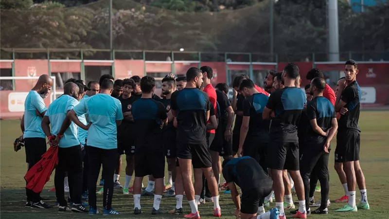 موسيمانى يجتمع باللاعبين قبل انطلاق مران الأهلى