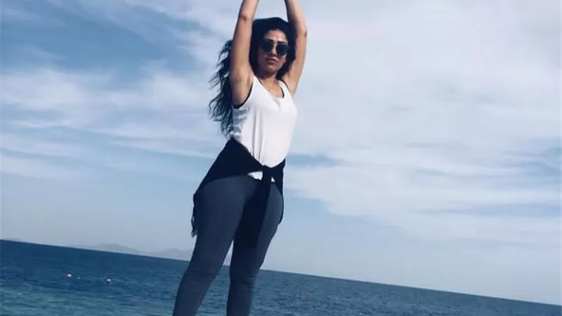 شاهد .. مروة عيد تستعرض رشاقتها على البحر ..صور