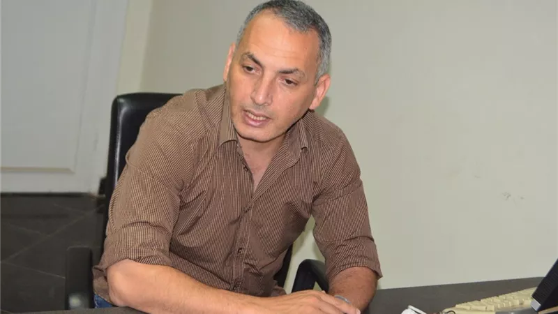 كيف كان يصنع يوسف شاهين النجوم؟.. المخرج كمال منصور يجيب