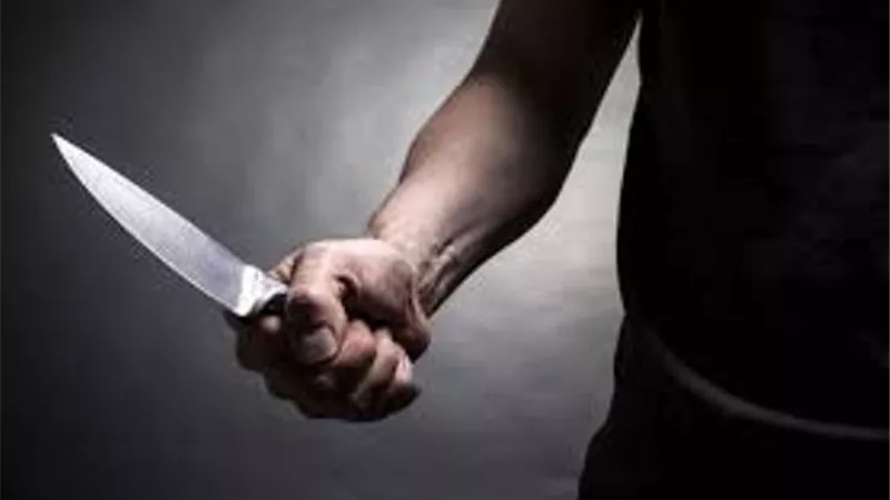 بسبب خلافات عائلية .. الأب أصاب نجله فى رقبته بالسكين