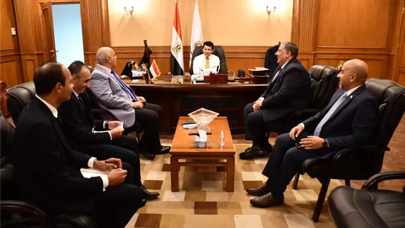 وزير الرياضة يناقش استعدادات استضافة مصر لبطولة العالم للرماية