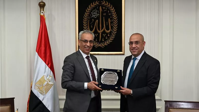 وزير الإسكان يلتقى نظيره الليبي لعرض التجربة العمرانية المصرية فى الإسكان