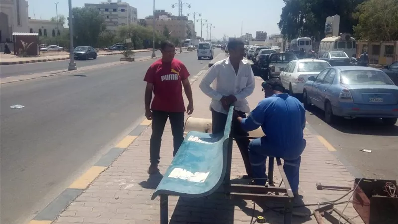 تجهيز مقاعد ومظلات أمام مستشفي سفاجا المركزي لراحة المرضى والمرافقين
