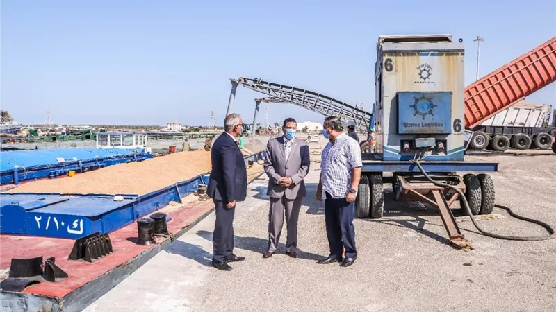 ٢٤ سفينة و٣٨٧٣ شاحنة على أرصفة ميناء دمياط