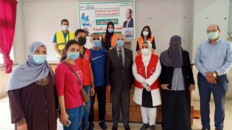 وكيل وزارة الصحة يتابع تطعيم المواطنين بلقاح كورونا بمركز شباب ناصر ونادي الشرقية