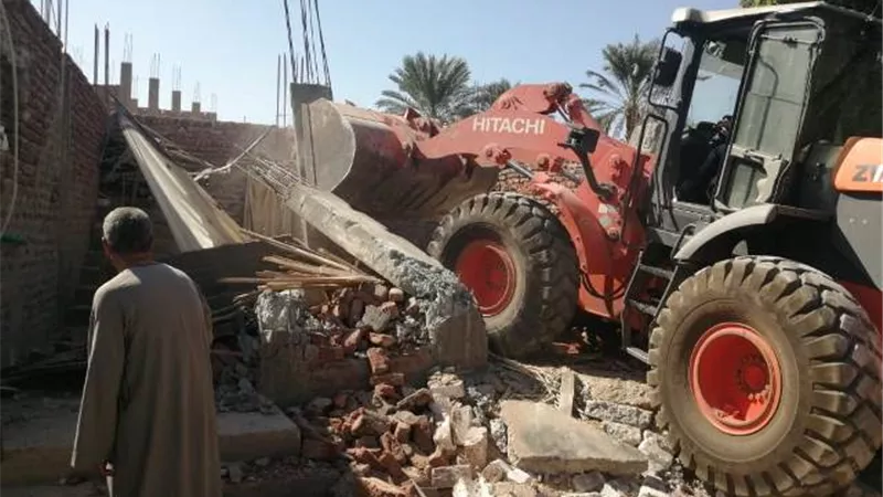إزالة ٣ مخالفات بناء بدون ترخيص ضمن الموجة ١٨ لإزالة التعديات بالأقصر