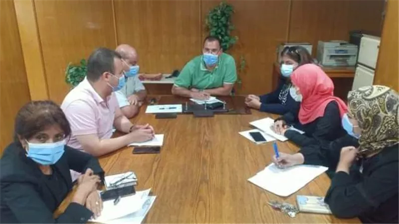 وكيل وزارة الصحة بالسويس يترأس إجتماعاً لفريق عمل حملة معًا نطمئن