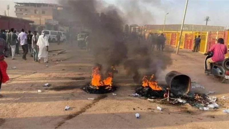 اشتباكات عنيفة فى ملعب المريخ السودانى بسبب السلطة.. صور