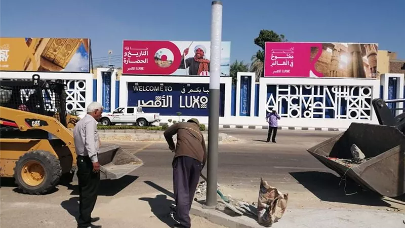 سكرتير عام الاقصر يتفقد أعمال التطوير بمحيط المطار