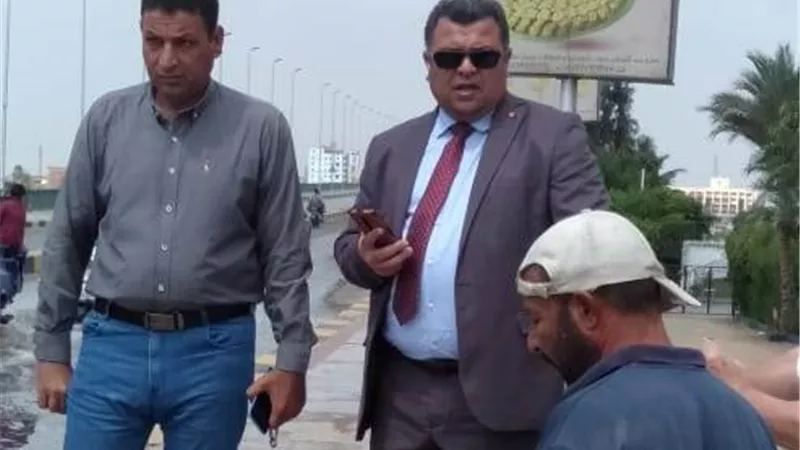 محافظ بني سويف يتابع إصلاح كسر خط مياه بمطلع كوبري النيل ..صور